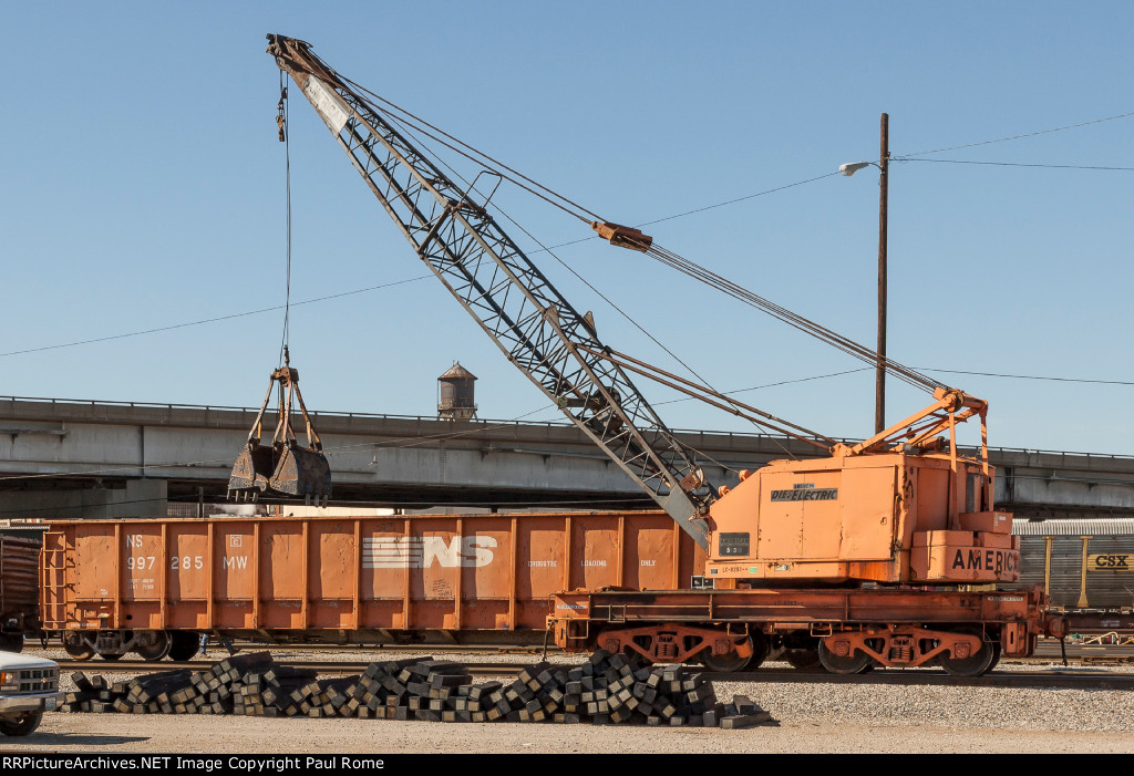 NS 997285 MW MofW Gondola, and LC-8203-N MofW American 5030 Crane